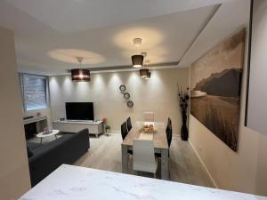 TV a/nebo společenská místnost v ubytování Apartamento acolhedor na Amadora