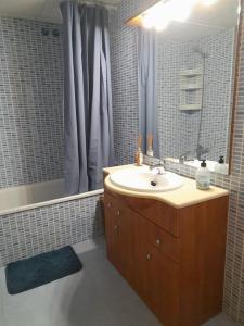 a bathroom with a sink and a shower at Apartamento Isabel in Sant Carles de la Ràpita