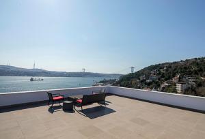 Gorgeous 3bed2bath Bright Bosphorus Views! #55 في إسطنبول: شرفة مطلة على الماء