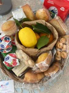 ein Korb mit verschiedenen Lebensmitteln auf einem Tisch in der Unterkunft Casa vacanze Madre Terra in Putignano