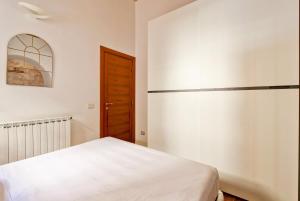 ローマにあるMaisonette Coppedéのベッドルーム(白いベッド1台、冷蔵庫付)
