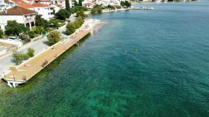 uma vista aérea de uma praia com pessoas na água em Apartments Jadranka em Zadar