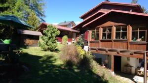 een groot huis met een tuin met een huis bij Haus Markus in Wolfsberg