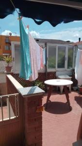a patio with a clothes line and a table at Casa a Sorso per le tue vacanza in Sorso