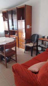 a living room with a bed and a table and chairs at Casa a Sorso per le tue vacanza in Sorso