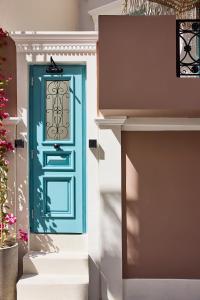 eine blaue Tür an der Seite eines Hauses in der Unterkunft Syroc Maison in Ermoupoli