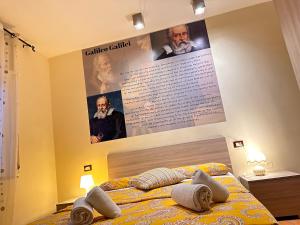 um quarto com uma cama de dossel na parede em five keys em Pisa