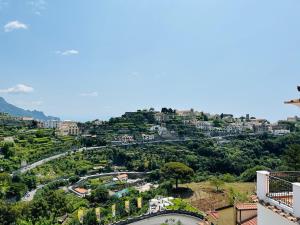 Vista generica sulle montagne o vista sulle montagne dall'interno dell'appartamento