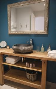 La salle de bains est pourvue d'un lavabo et d'un miroir. dans l'établissement Maison de vacances Villa Cardabella, à Le Tignet