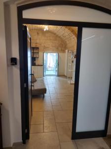 un corridoio con porta che conduce a un soggiorno di BariMetro Garden a Capurso