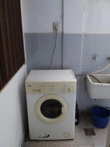 een wasmachine in een kleine badkamer met een wastafel bij dpto centrico in Santa Fe