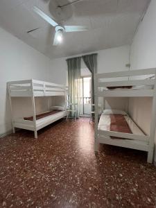 Zimmer mit 2 Etagenbetten und einem Fenster in der Unterkunft MAGENTA GUEST HOUSE in Rom