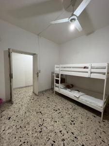 Zimmer mit 2 Etagenbetten und einer Tür in der Unterkunft MAGENTA GUEST HOUSE in Rom