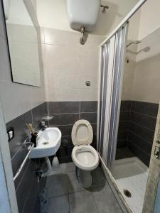 e bagno con servizi igienici, lavandino e doccia. di MAGENTA GUEST HOUSE a Roma