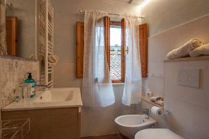 A bathroom at Affittacamere Il Bastione 27