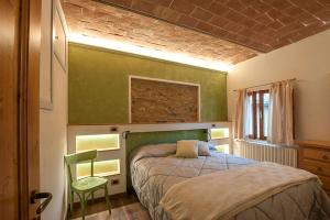 ヴォルテッラにあるAffittacamere Il Bastione 27の緑の壁、ベッド付きのベッドルーム1室