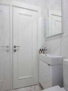 La salle de bains blanche est pourvue de toilettes et d'un lavabo. dans l'établissement Beautiful 3bed2bath Bright Bosphorus Views! #56, à Istanbul