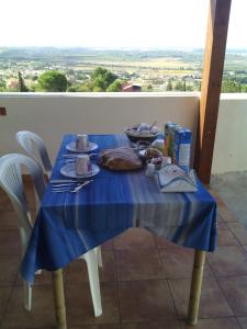 una mesa con un mantel azul. en Baglio Gammicchia B&B, en Erice