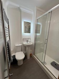 La salle de bains est pourvue d'une douche, de toilettes et d'un lavabo. dans l'établissement Apt 5a Central by river 1 Bed Apartment, à Norwich