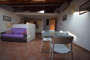 a living room with a table and a bed at Mansarda tra Cielo e Mare in Scarlino