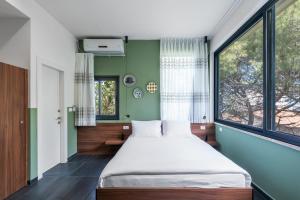 Postel nebo postele na pokoji v ubytování Domus Carmel Hotel