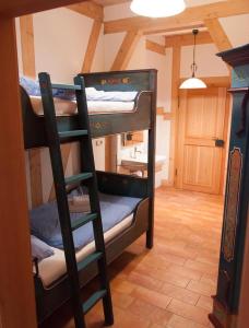 Zimmer mit 2 Etagenbetten in einem Zimmer in der Unterkunft Ferienwohnung direkt Am kleinsten Haus in Wernigerode in Wernigerode