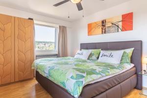 En eller flere senge i et værelse på Lake View See & Bergsicht free parking
