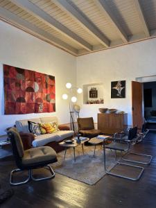 - un salon avec des chaises, un canapé et une table dans l'établissement Convento Senhora da Vitória, à Castelo de Vide