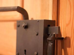 a metal box with a latch on a wall at Ferienwohnung direkt Am kleinsten Haus in Wernigerode in Wernigerode
