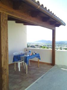 - une table et des chaises sur une terrasse avec vue dans l'établissement Baglio Gammicchia B&B, à Erice