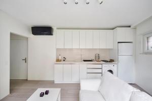 a white living room with a white couch and a kitchen at Bright Modern New 1bed1bath Hidden Gem Bebek! #78 in Istanbul