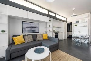 Zona d'estar a Newly Designed Central Modern Smart Duplex! #143