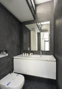 ein Badezimmer mit einer Badewanne, einem WC und einem Spiegel in der Unterkunft Newly Designed Central Modern Smart Duplex! #143 in Istanbul