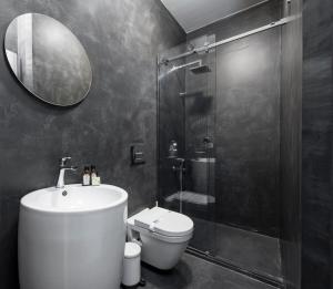ein Bad mit einer Dusche, einem WC und einem Waschbecken in der Unterkunft Newly Designed Central Modern Smart Duplex! #143 in Istanbul