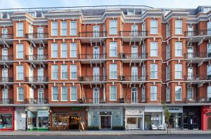 un edificio de apartamentos en la esquina de una calle en Cheval Harrington Court at South Kensington, en Londres