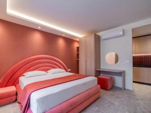 - une chambre avec un grand lit et une tête de lit orange dans l'établissement Vila Gina, à Bar
