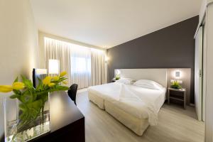 1 dormitorio con cama blanca y pared negra en The Sydney Hotel en Bolonia