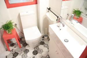 Un baño con un inodoro blanco y un lavabo. en Bilbao Old Town 2 bedrooms 4 guests-Bilbao Casco Viejo 2 dormitorios 4 huéspedes EBI-306, en Bilbao 15 fotos más