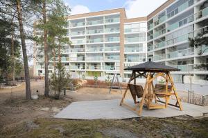 een speeltuin met een prieel voor een gebouw bij Cozy studio, easy access to Helsinki and near shopping center in Helsinki