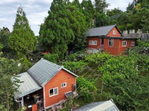 華陵里的住宿－雲享棧 ，一座种植了树木的山丘上的橘子房子