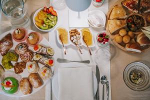 einen Tisch mit einem Haufen verschiedener Arten von Speisen in der Unterkunft Villa Sece - Luxury Rooms in Agrigento