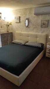 een groot bed in een kamer met bij Casa Melissa Fregene Airport in Fregene