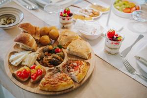 einen Tisch mit einem Teller Essen auf dem Tisch in der Unterkunft Villa Sece - Luxury Rooms in Agrigento