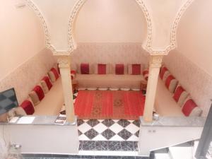Pokój z łóżkiem i podłogą wyłożoną szachownicą w obiekcie Riad Nour Travel-Les Riads Nour Resorts w Marakeszu
