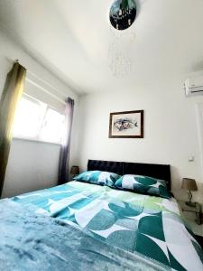 Schlafzimmer mit einem Bett und einem Kronleuchter in der Unterkunft Apartment Divas Split in Split