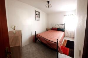 Dormitorio pequeño con cama y vestidor en Casa Emília & Alda en Juncal