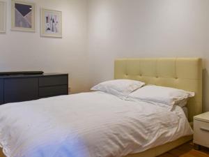 Postel nebo postele na pokoji v ubytování Immaculate 2-Bed Bungalow in Weybridge