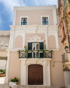 un edificio con balcone e porta di Fabiola exclusive apartment a Grottaglie
