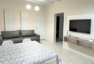 een woonkamer met een bed en een flatscreen-tv bij Aires del Valle in San Agustín de Valle Fértil
