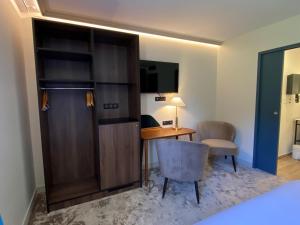 Kuchyň nebo kuchyňský kout v ubytování Hôtel Lancelot & Spa - Domaine du Roi Arthur